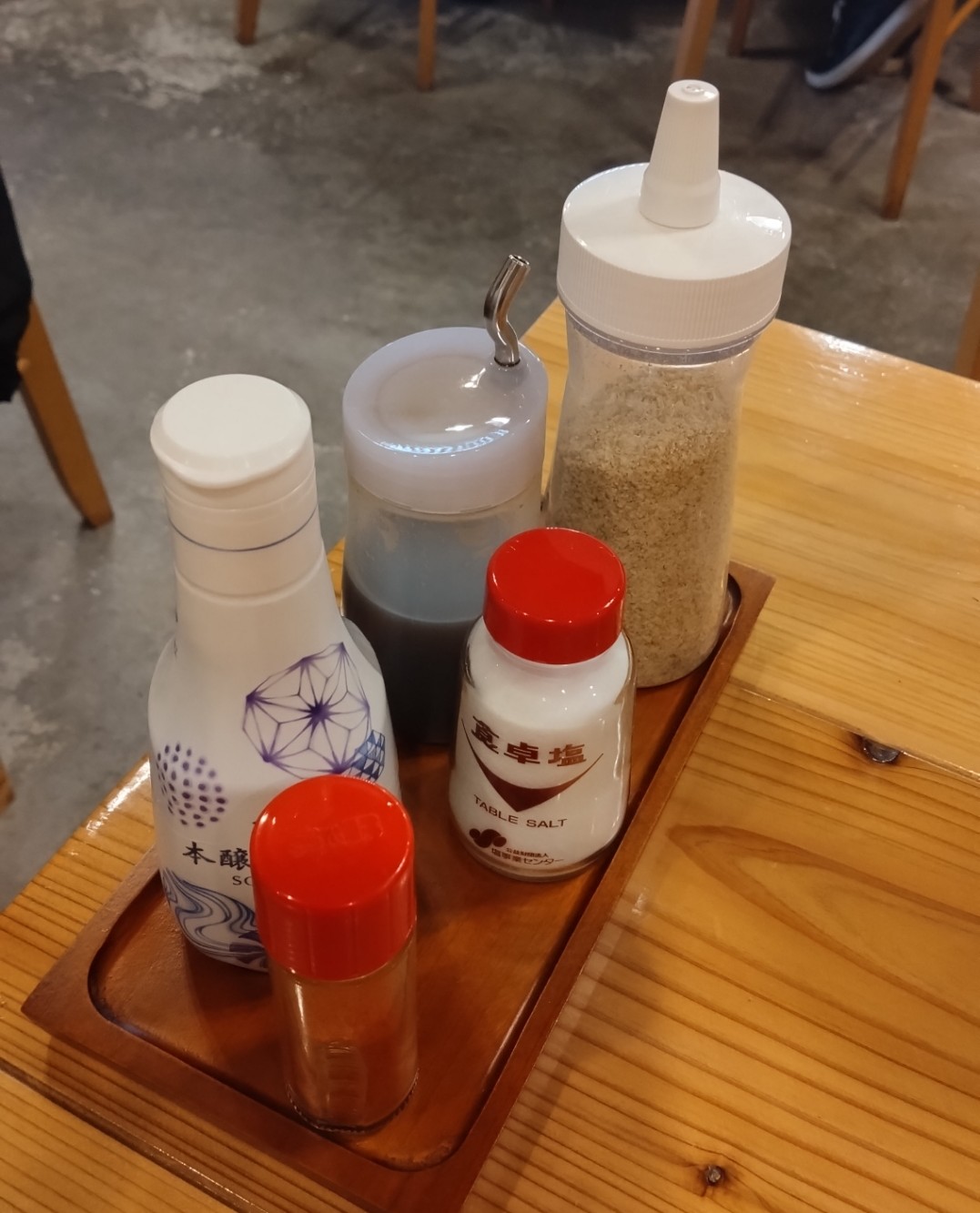 テーブル上の調味料