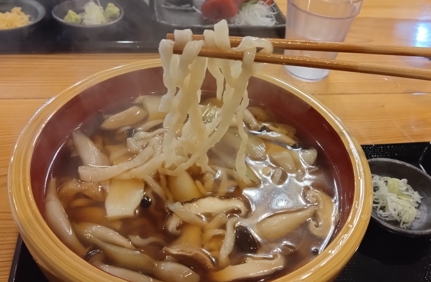 うどんを箸で持った写真